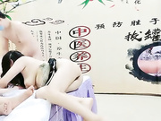 按摩店趣事顾客还在床上等着按摩旁边已经干起来了