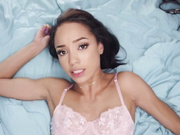 苗条身材俩姐妹重口味性爱狂吃鸡巴插嘴到喉咙