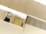 国内牛人潜入地铁尾随妹子进女厕近距离偷拍1080P高清