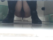 国内厕拍大神潜入某大厦写字楼女厕偷拍几个白领姐姐嘘嘘