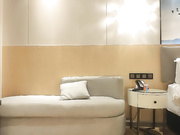 如假包换 正宗白皙美腿美少女，脸蛋儿长得像个洋娃娃