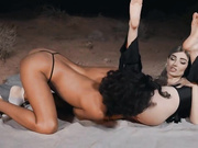 重型机车配高挑性感美人妖野外激情吃JJ毒龙