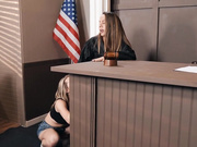 风骚牛仔短裤人妖在法院里用木锤插女法官骚穴出水