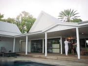 有钱的女孩在温泉旅行中玩三人行