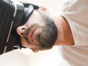 剧情帅哥戴上VR人妖进来偷窥看到大鸡吧深喉吃