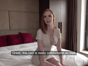 气质女孩迷人连衣裙饱满美乳笑容可人跪下吃粗大鸡巴