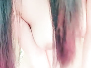 颜值很高的大奶妹子全程露脸直播，大奶子很诱人道具插入骚逼自己上下抽插，大奶子晃动特写骚逼水很多，看着就想草