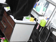 已婚妇女洗澡露脸瞬间