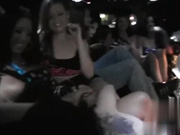 在Pussy Pumping的俱乐部里强烈的Pussy