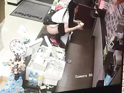 妹子是受了多大刺激 找不到厕所直接站到商店柜台上尿尿然后一饮而尽 男店员拉不动搞的不知所措 有对白