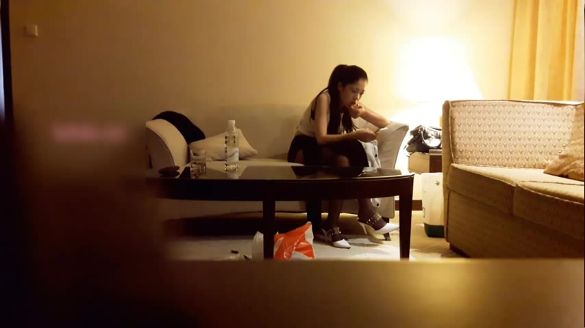 康先生江苏酒店爆操高颜值性感黑丝大长腿美女,魔鬼身材,翘臀爆乳,没太诱惑在沙发上撕破黑丝直接开操,最后在茶几上内射她!国语