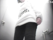 超男双镜头190屁股好痒,蹲下抓抓,顺手把尿擦