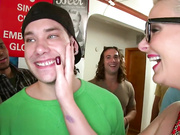 邦布罗斯——菲尼克斯·玛丽、艾娃·亚当斯和钻石猫闯入大学宿舍