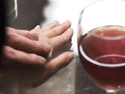 宝贝们——身材娇小的亚洲玛丽卡·哈斯在结婚周年纪念日上与丈夫拥抱