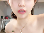 无毛白虎逼小少妇露白虎逼逼给狼友看尿尿特写