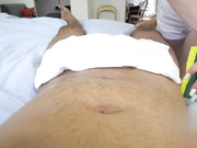 海绵擦身惹欲火，我用大屌给继妹的护理训练帮帮忙