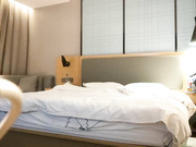 酒店约操眼镜骚女肉感身材69姿势口交张开双腿正入爆操