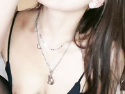 小妹舔肉棒无限舔弄吃龟头吃的津津有味