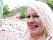 户外活动让金发女郎更兴奋地用母狗的方式来招待