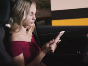 饥渴的金发女郎和伴侣在卧室做爱