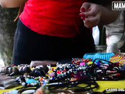 女孩体验色情明星生活全场景承受着大公鸡的暴力