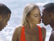 性感金发女郎在户外为两名伴侣提供完美的服务