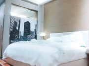 先生探花酒店操花臂纹身胖妹一线天肥逼后入