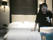 长相清纯萌妹抱在身上调调情口交舔屌条腿抽插