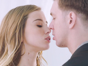 『中文字幕』黄发女友主动深喉蛋蛋暴力插穴